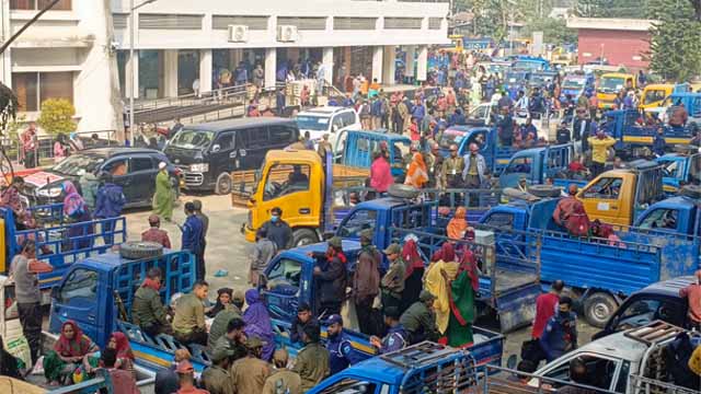 রায়পুরা উপজেলা পরিষদ মাঠ শনিবার দুপুরে তোলা ছবি : হারুনূর রশিদ।