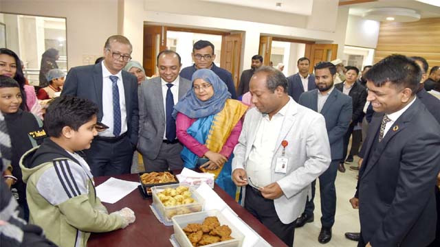 পিঠার স্টল ঘুরে দেখছেন অনুষ্ঠানের অতিথিরা।